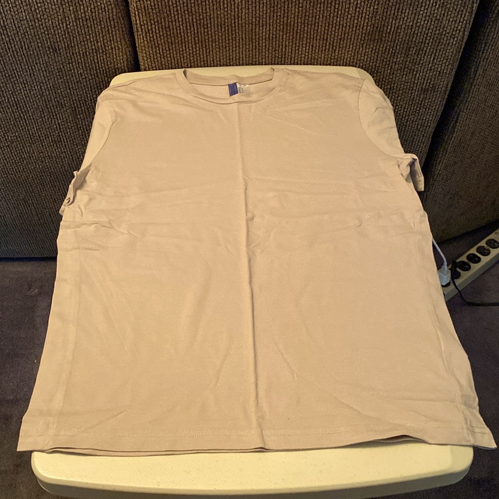 H&M Men’s short sleeve T-Shirt. Color: Tan. Size: M.